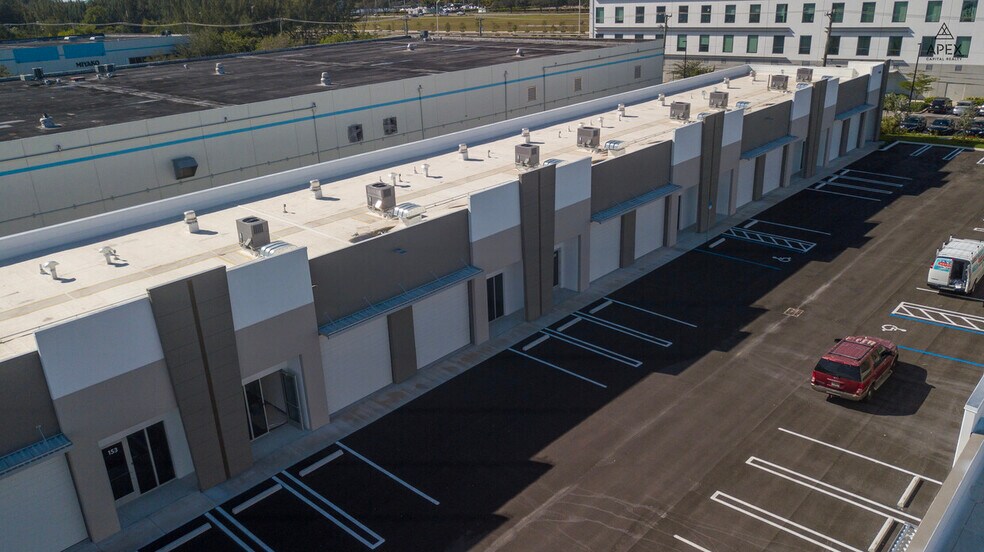 1690 NW 108th Ave, Miami, FL à louer - Photo de l’immeuble – Image 2 sur 7