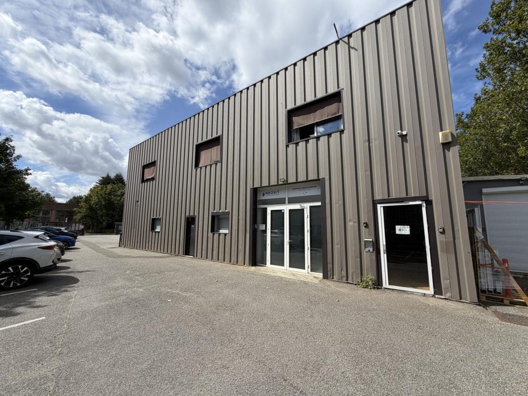 Industriel/Logistique dans Montigny-le-Bretonneux à louer Photo de l’immeuble– Image 1 sur 15