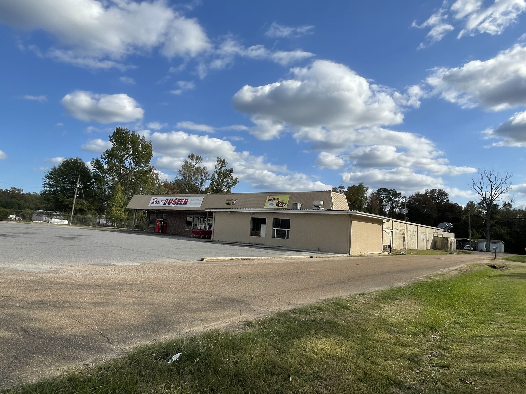 1175 E Third St, Forest, MS à louer Photo de l’immeuble– Image 1 sur 5