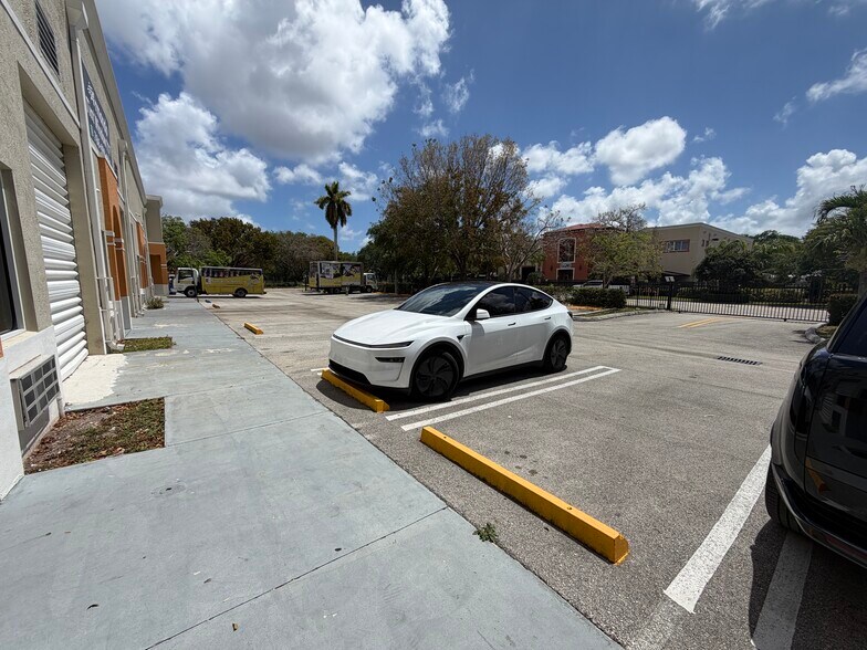 14911 SW 137th St, Miami, FL à vendre - Photo de l’immeuble – Image 2 sur 18