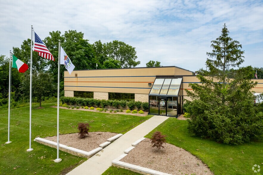 1700 Harmon Rd, Auburn Hills, MI à vendre - Photo de l’immeuble – Image 3 sur 13