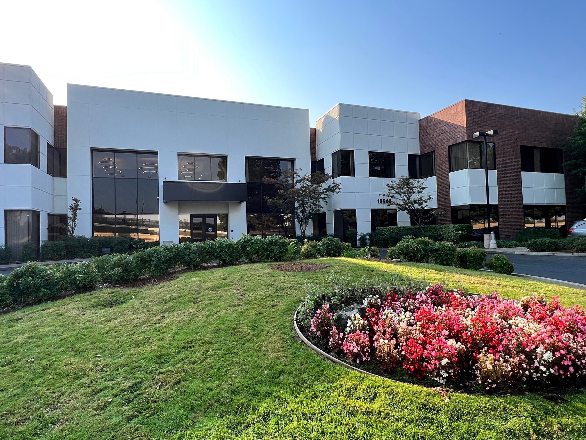 10540 White Rock Rd, Rancho Cordova, CA à louer Photo principale– Image 1 sur 12