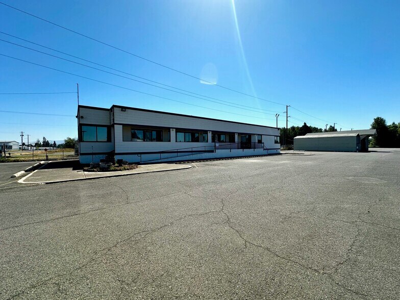325 W 1st Ave, Junction City, OR à vendre - Photo de l’immeuble – Image 3 sur 10