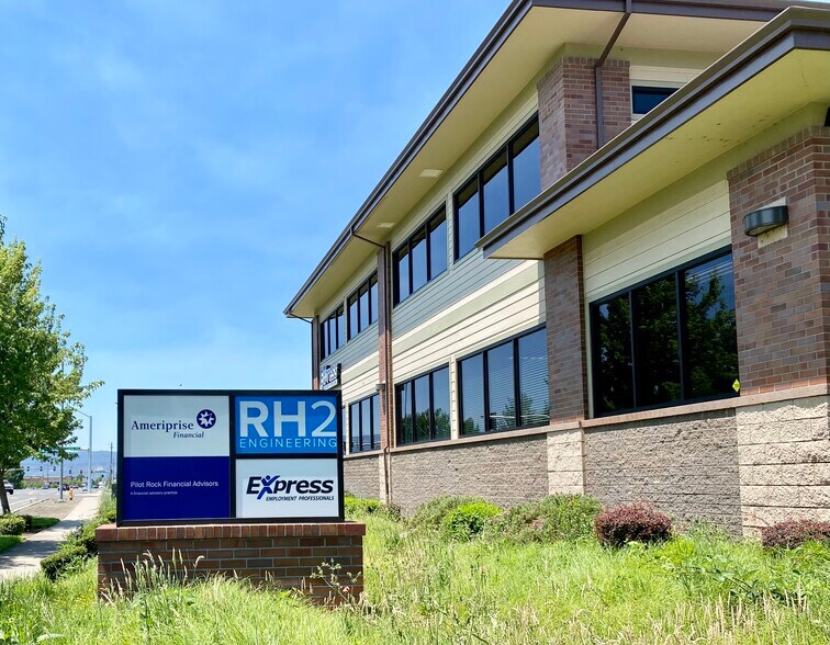 3523 Arrowhead Dr, Medford, OR à louer - Photo de l’immeuble – Image 2 sur 6