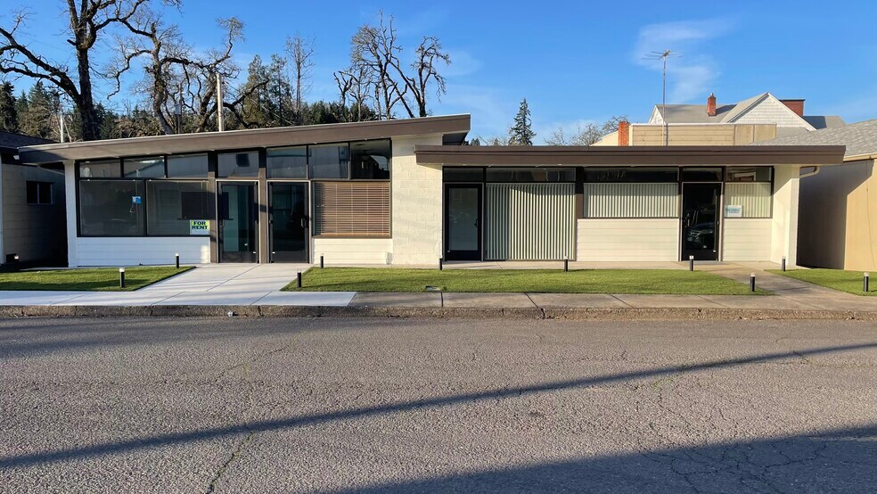 508 E Whiteaker Ave, Cottage Grove, OR à louer - Photo de l’immeuble – Image 2 sur 4