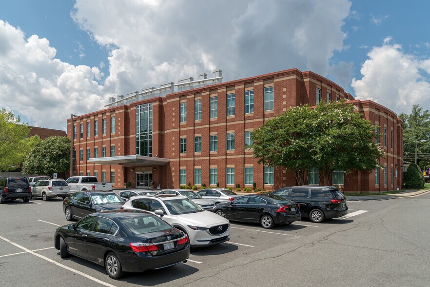 309 S Sharon Amity Rd, Charlotte, NC à louer - Photo de l’immeuble – Image 3 sur 14