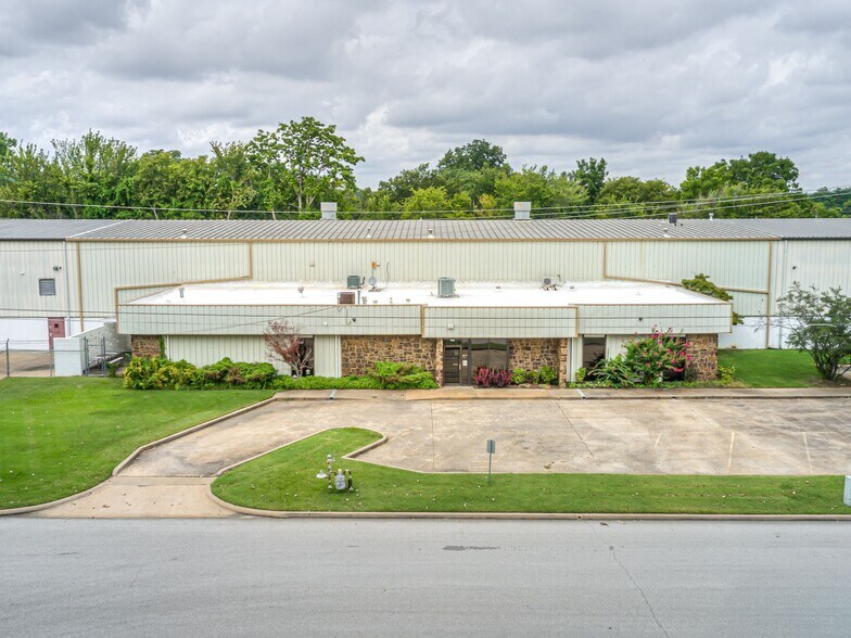 1150 N Iroquois Ave, Tulsa, OK à louer - Photo de l’immeuble – Image 2 sur 11