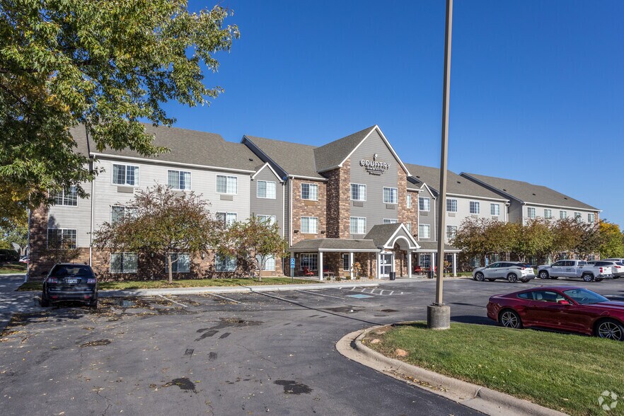 2210 Abbott Dr, Carter Lake, IA à vendre - Photo principale – Image 2 sur 25