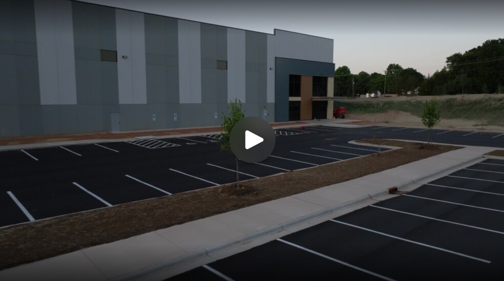 4245 Envision Dr, Winston-Salem, NC à louer - Vidéo sur l’annonce professionnelle – Image 2 sur 12