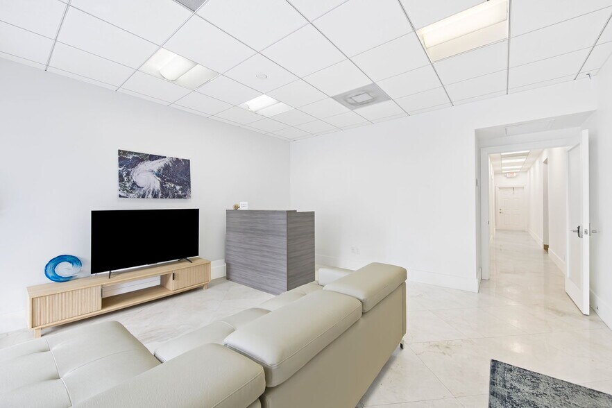 2701-2709 E Oakland Park Blvd, Fort Lauderdale, FL à louer - Photo de l’immeuble – Image 2 sur 13