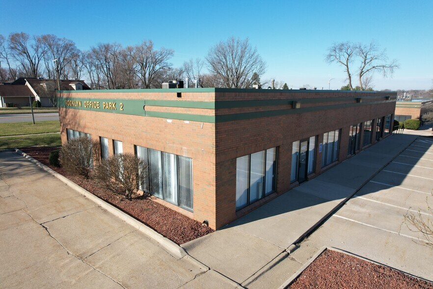 6901 Hickman Rd, Urbandale, IA à louer - Photo de l’immeuble – Image 3 sur 6