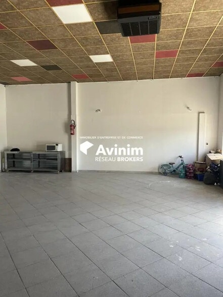 Local commercial dans Port-Saint-Louis-du-Rhône à vendre - Photo de l’immeuble – Image 3 sur 10