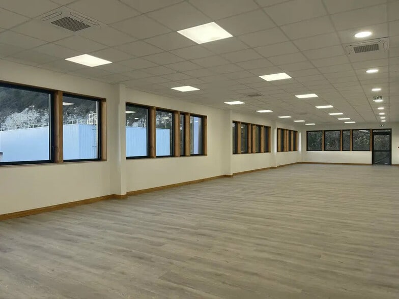 Bureau dans Oudalle à louer - Photo de l’immeuble – Image 1 sur 8