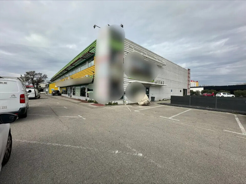Local commercial dans Marignane à vendre - Photo de l’immeuble – Image 2 sur 7