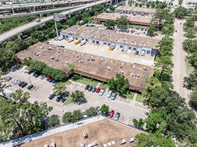 6925 Portwest Dr, Houston, TX à louer - Photo de l’immeuble – Image 2 sur 12