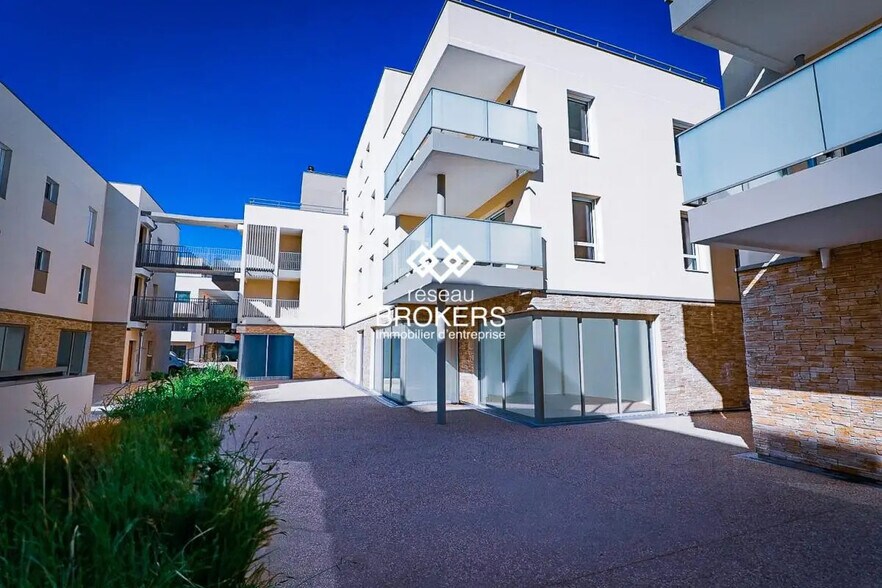 Local commercial dans Pusignan à louer - Photo de l’immeuble – Image 3 sur 3