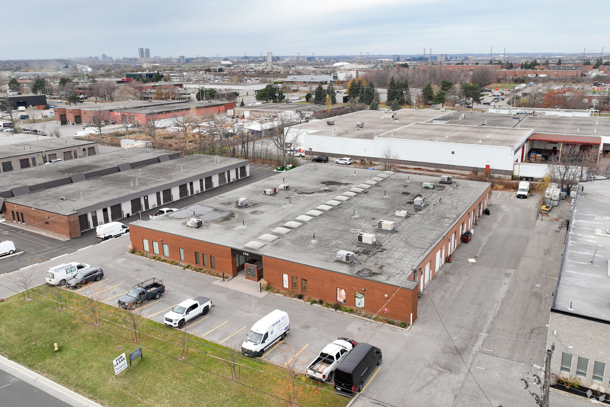 250 Don Park Rd, Markham, ON à louer Photo principale– Image 1 sur 5