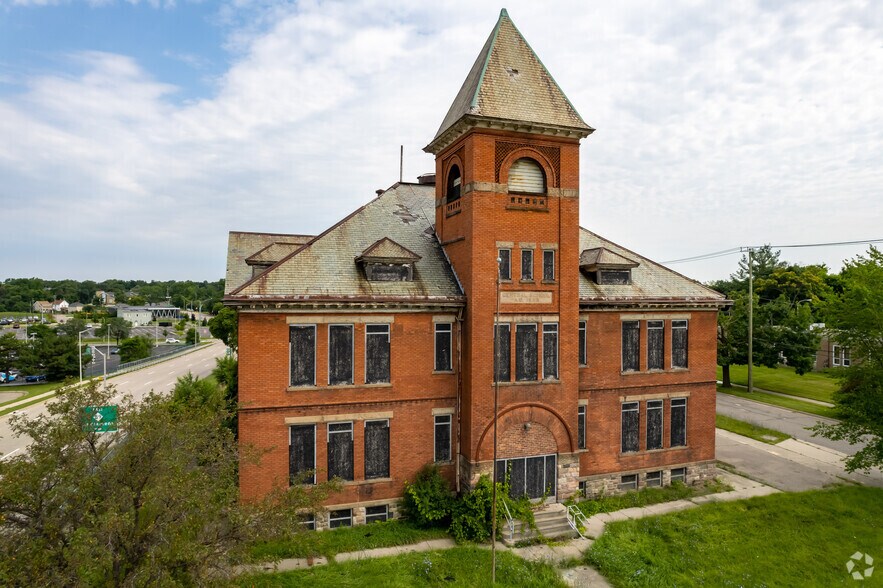 47700 Woodward Ave, Pontiac, MI à louer - Photo de l’immeuble – Image 2 sur 5