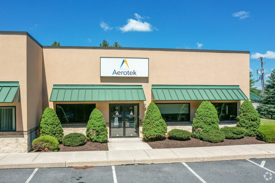 417 Village Dr, Carlisle, PA à louer - Photo de l’immeuble – Image 3 sur 5