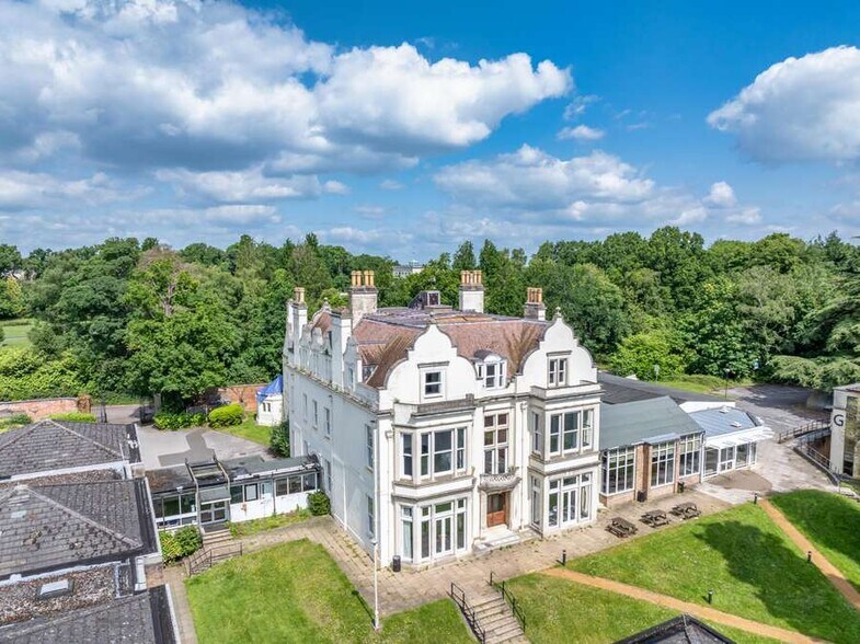 Coopers Hill Ln, Egham à vendre - Photo de l’immeuble – Image 1 sur 5