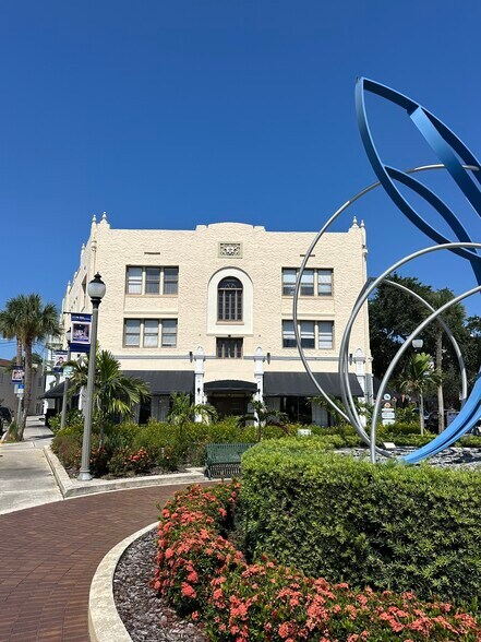 927 E New Haven Ave, Melbourne, FL à louer - Photo de l’immeuble – Image 1 sur 14