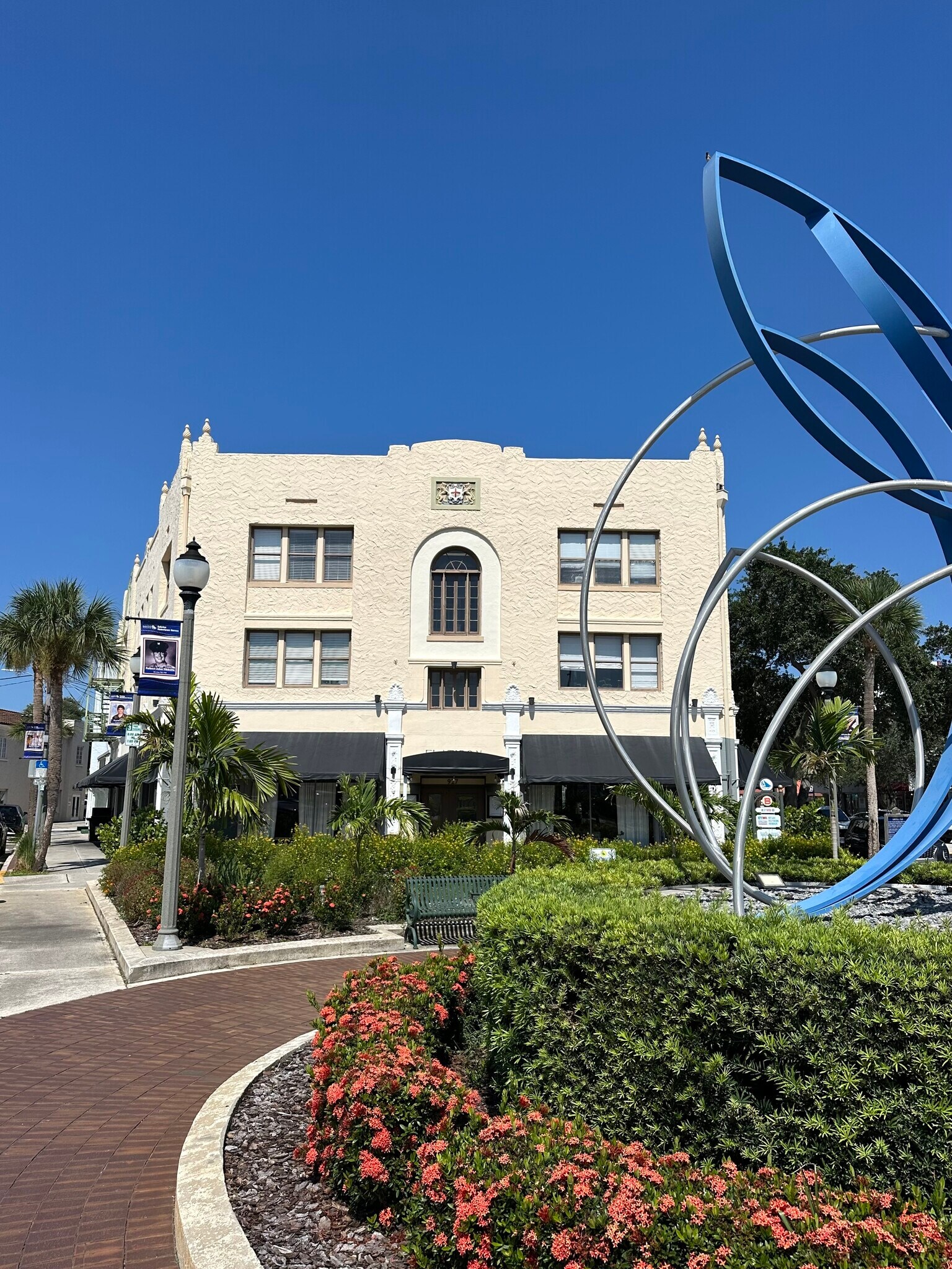 927 E New Haven Ave, Melbourne, FL à louer Photo de l’immeuble– Image 1 sur 15