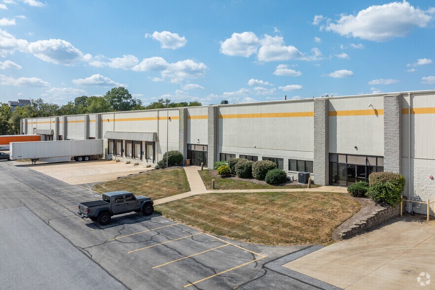 495 E Locust Ln, York, PA à louer - Photo de l’immeuble – Image 3 sur 5