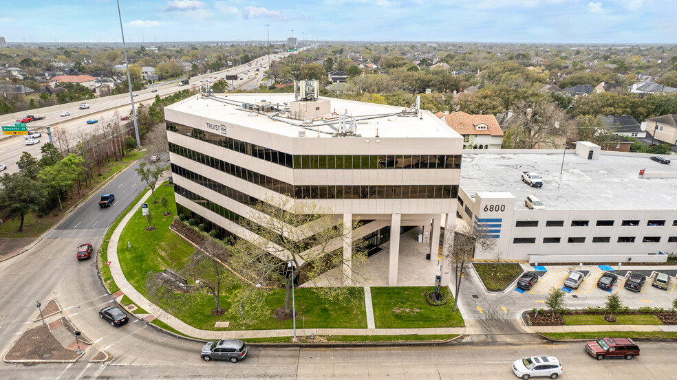 4747 Bellaire Blvd, Bellaire, TX à louer - Photo de l’immeuble – Image 3 sur 13