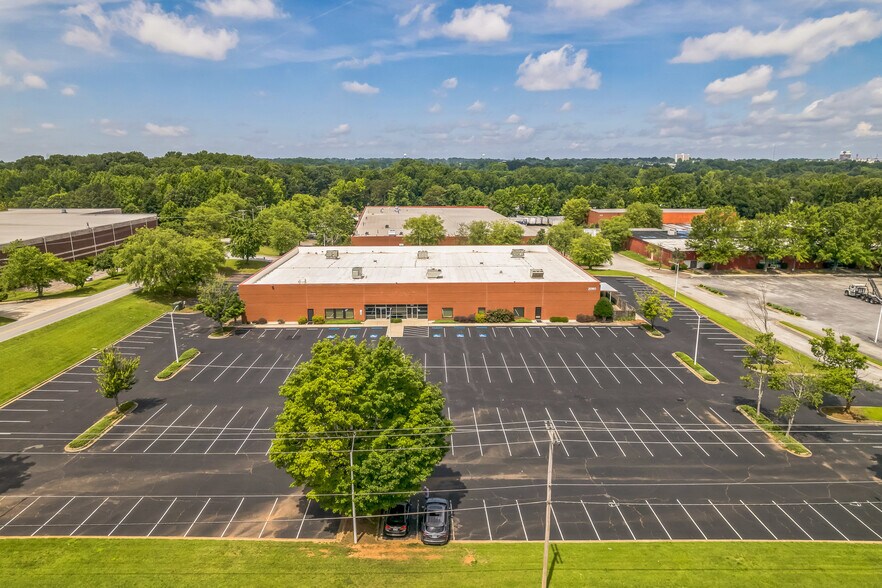 2080 Brentwood St, High Point, NC à vendre - Photo de l’immeuble – Image 2 sur 42