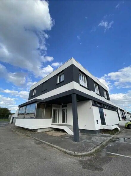 Bureau dans Sandouville à louer - Photo de l’immeuble – Image 1 sur 5
