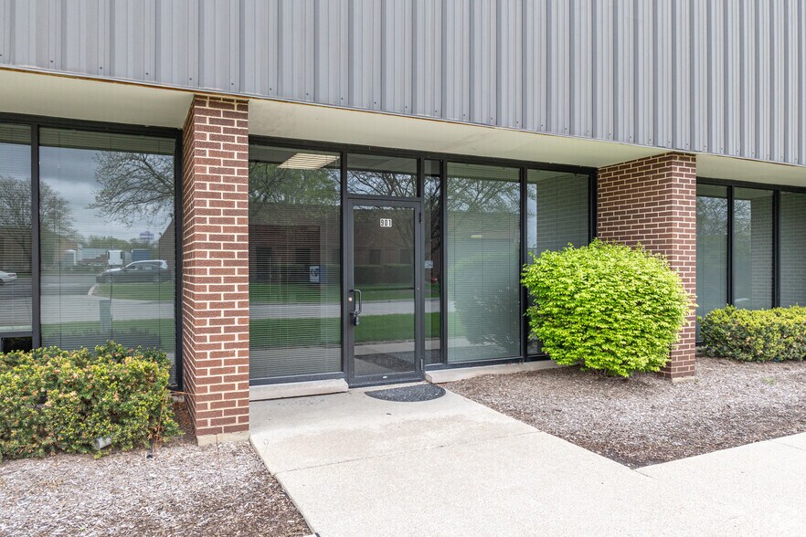 901 N Du Page Ave, Lombard, IL à louer - Photo de l’immeuble – Image 2 sur 5