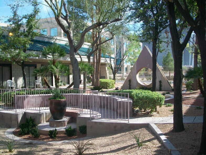 1640 Alta Dr, Las Vegas, NV à louer - Photo de l’immeuble – Image 2 sur 4