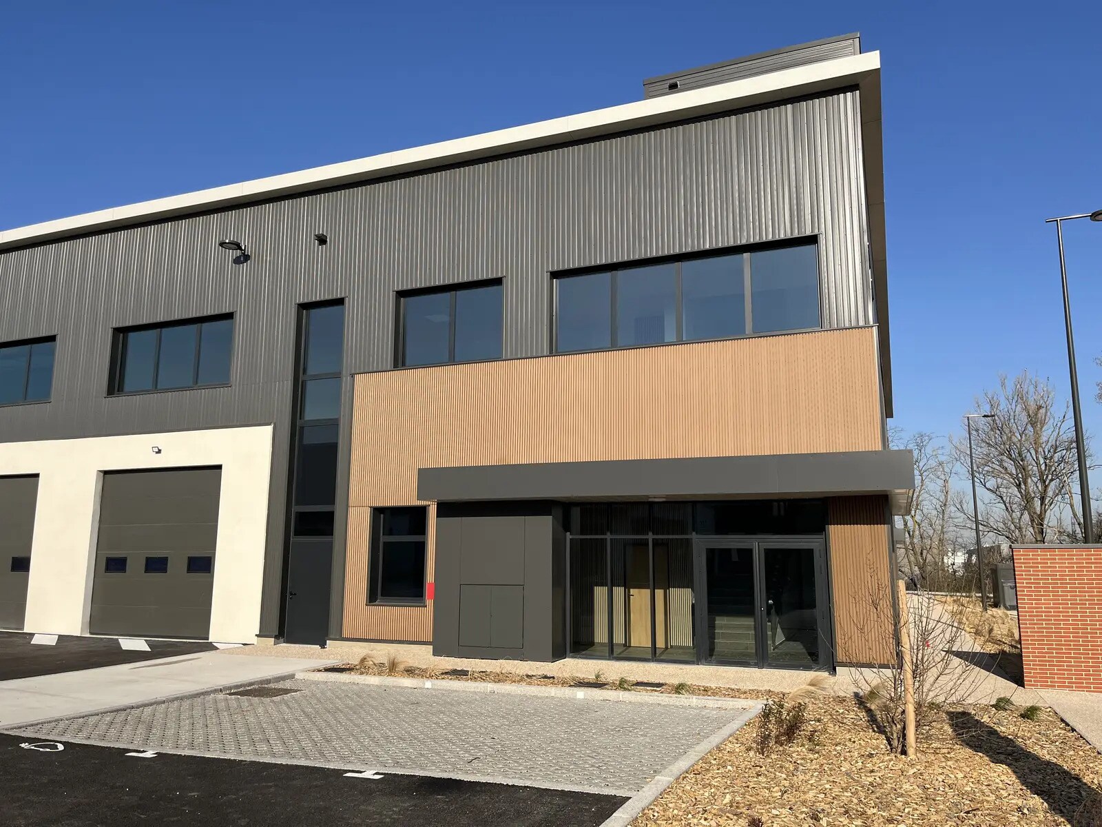 Local d’activités dans Saint-Priest à louer Photo de l’immeuble– Image 1 sur 6