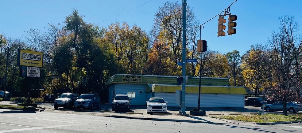2104 Portage St, Kalamazoo, MI à vendre - Photo de l’immeuble – Image 2 sur 12