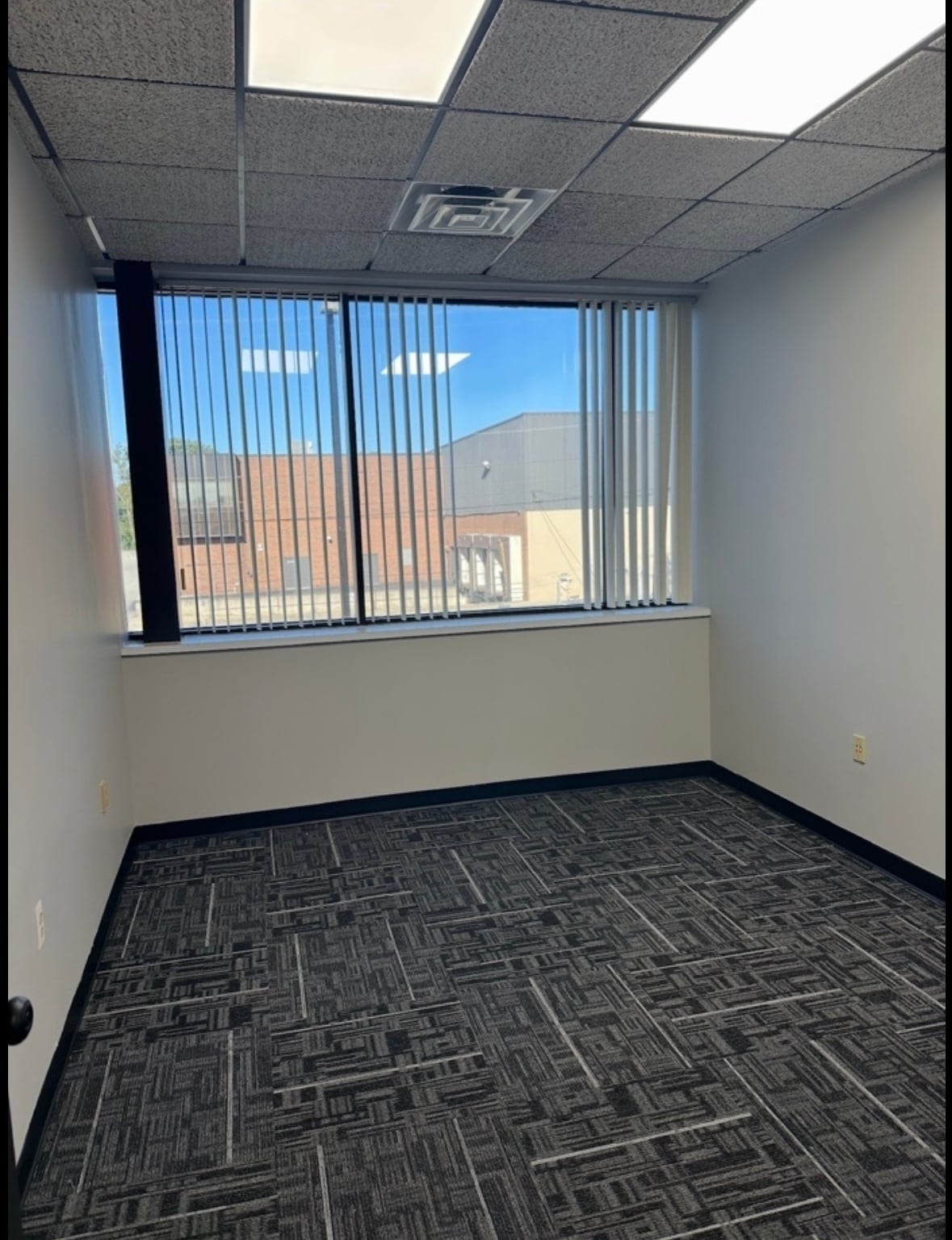 43000 W 9 Mile Rd, Novi, MI à louer Photo de l’immeuble– Image 1 sur 2