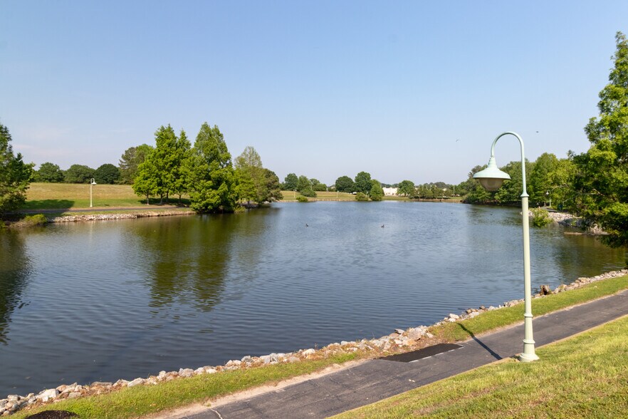 633 Independence Pkwy, Chesapeake, VA à vendre - Photo de l’immeuble – Image 2 sur 4