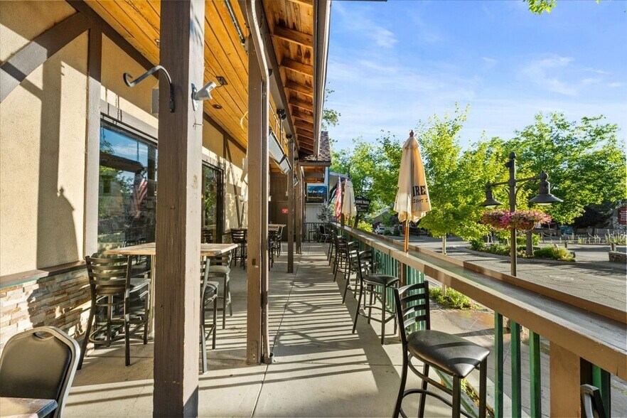 560 Pine Knot Ave, Big Bear Lake, CA à vendre - Photo de l’immeuble – Image 3 sur 22