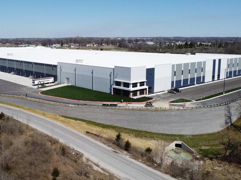 2551 S Liberty Pkwy, Liberty, MO à louer - Photo principale – Image 1 sur 2