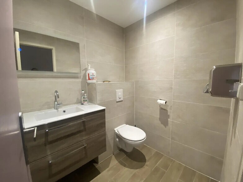 Bureau dans Velaux à louer - Photo de l’immeuble – Image 3 sur 6