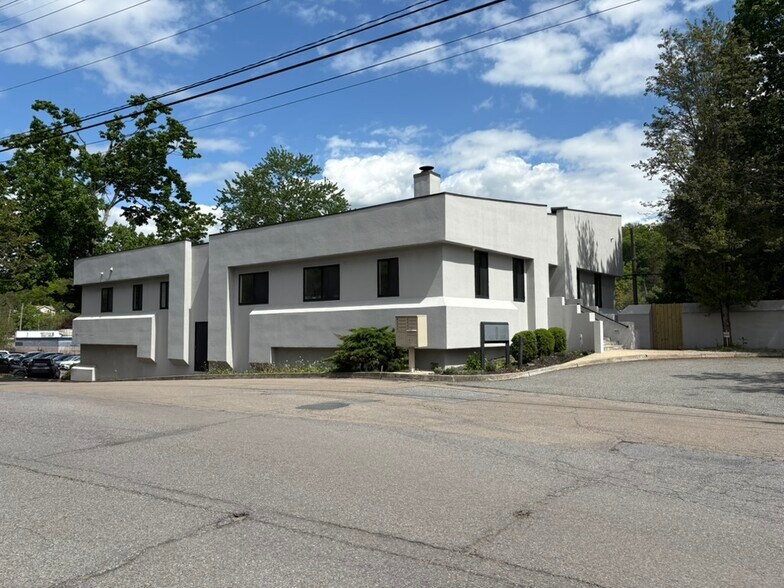 9 Hunts Ln, Chappaqua, NY à louer - Photo de l’immeuble – Image 2 sur 13