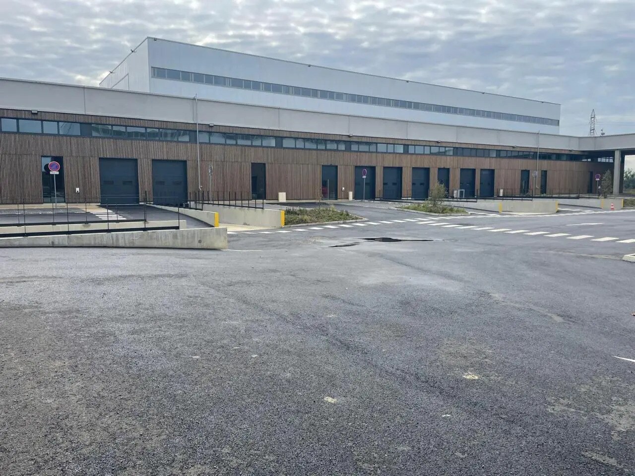 Local d’activités dans Tremblay-en-France à louer Photo de l’immeuble– Image 1 sur 6