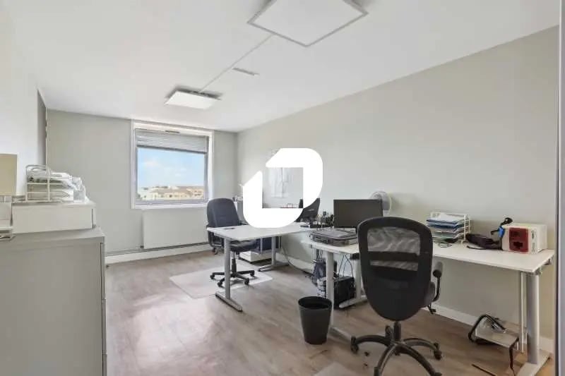 Bureau dans Évry-Courcouronnes à vendre - Photo de l’immeuble – Image 2 sur 10