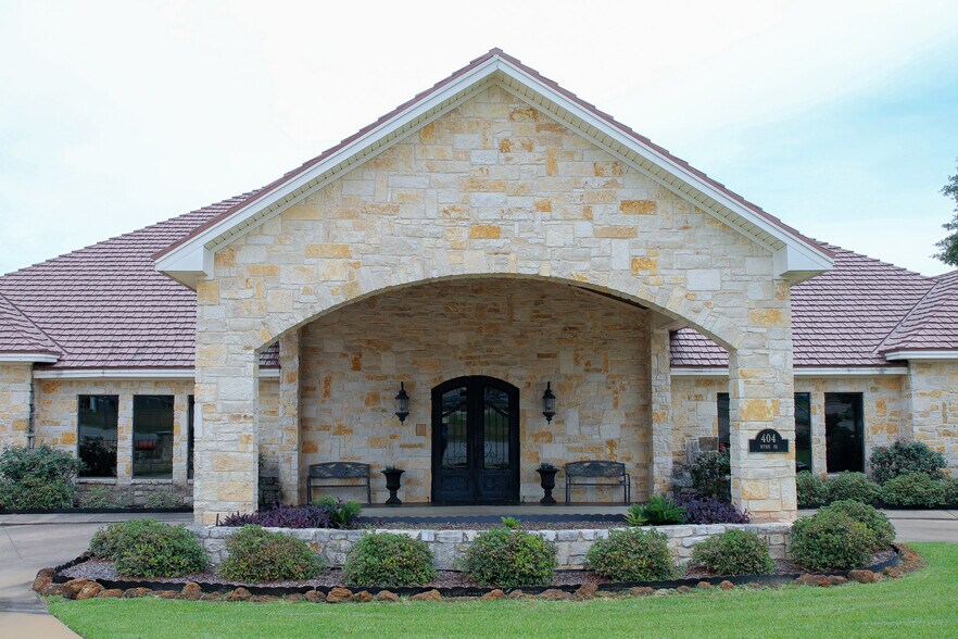 404 Wynn Dr, Jacksonville, TX à vendre - Photo de l’immeuble – Image 1 sur 61