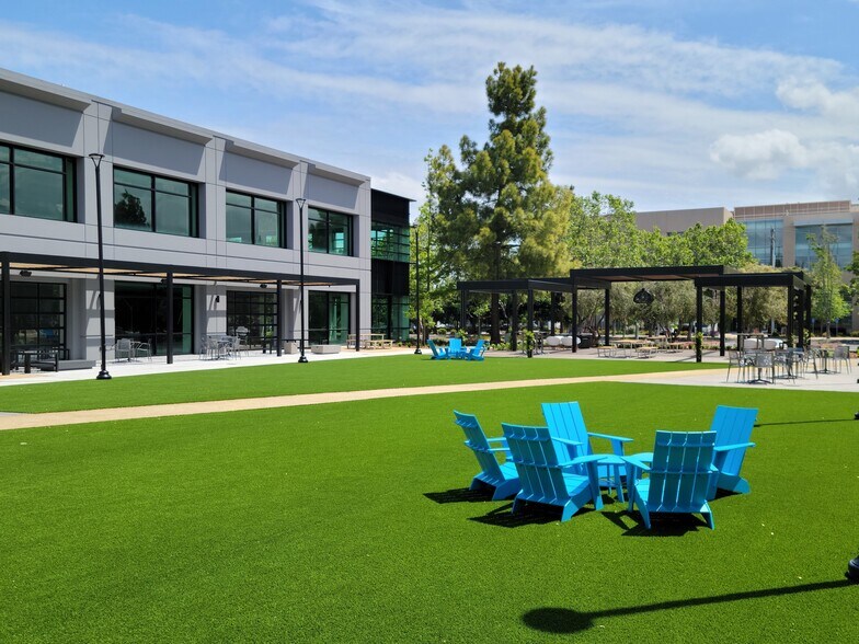 515 N Whisman Rd, Mountain View, CA à louer - Photo de l’immeuble – Image 2 sur 7