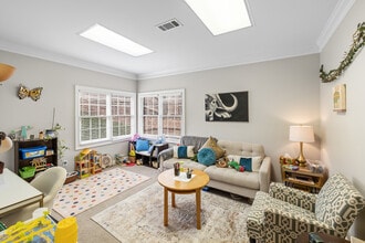 555 Sun Valley Dr, Roswell, GA à louer Photo intérieure– Image 1 sur 3