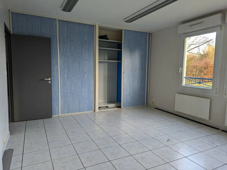 Local d’activités dans Val-de-Reuil à louer - Photo de l’immeuble – Image 2 sur 5