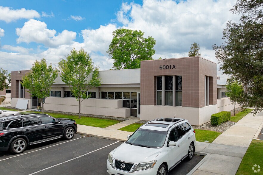 6001 Truxtun Ave, Bakersfield, CA à vendre - Photo principale – Image 1 sur 26