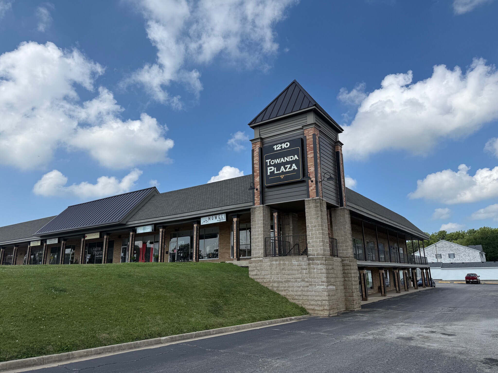 1210-1228 Towanda Ave, Bloomington, IL à louer Photo principale– Image 1 sur 9