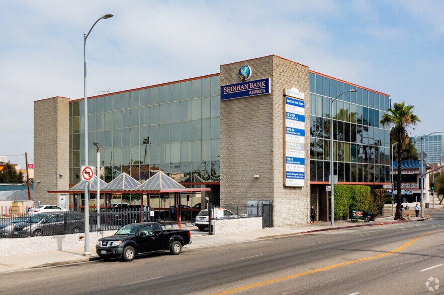 3000 W Olympic Blvd, Los Angeles, CA à louer - Photo de l’immeuble – Image 2 sur 14