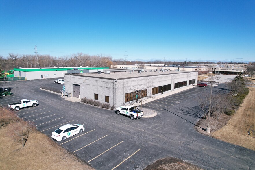 16500-16540 W Rogers Dr, New Berlin, WI à vendre - Photo de l’immeuble – Image 2 sur 8